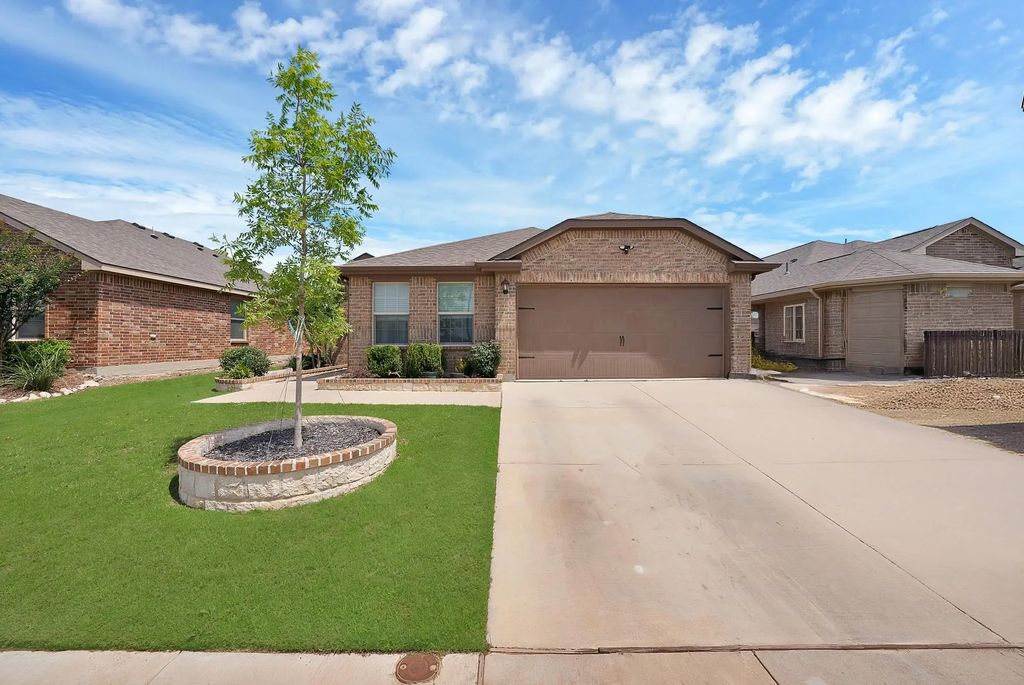 228 Foxhunter Street, Fort Worth