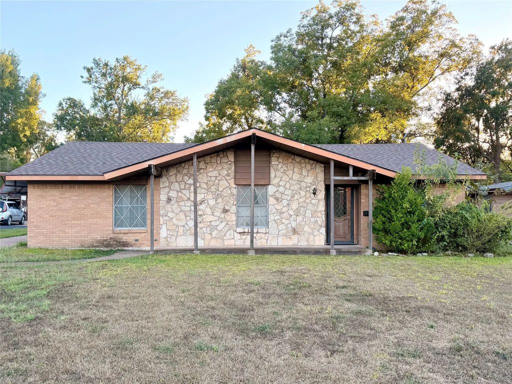 813 Circle Drive, Terrell