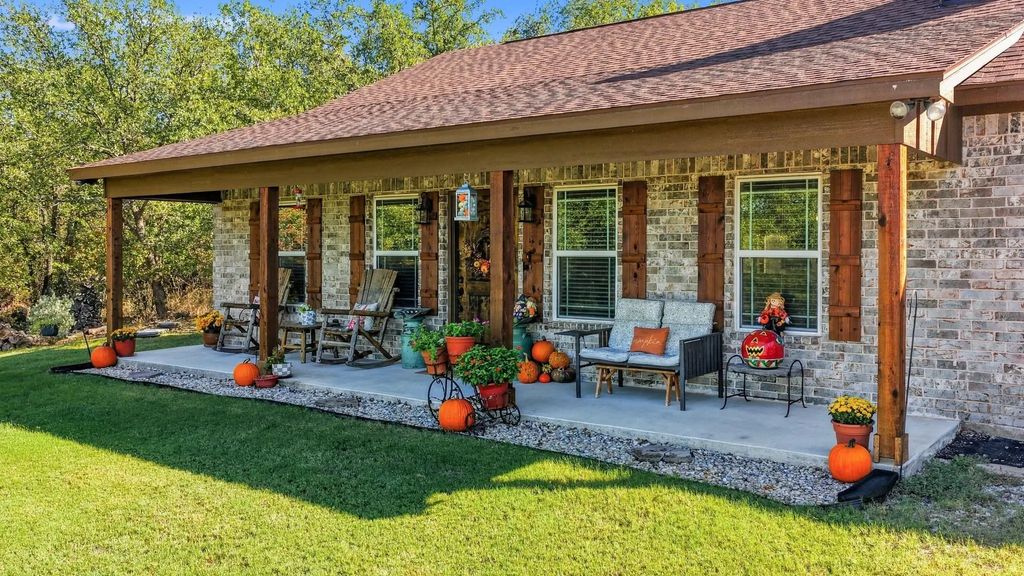 136 N Bronco Court, Springtown
