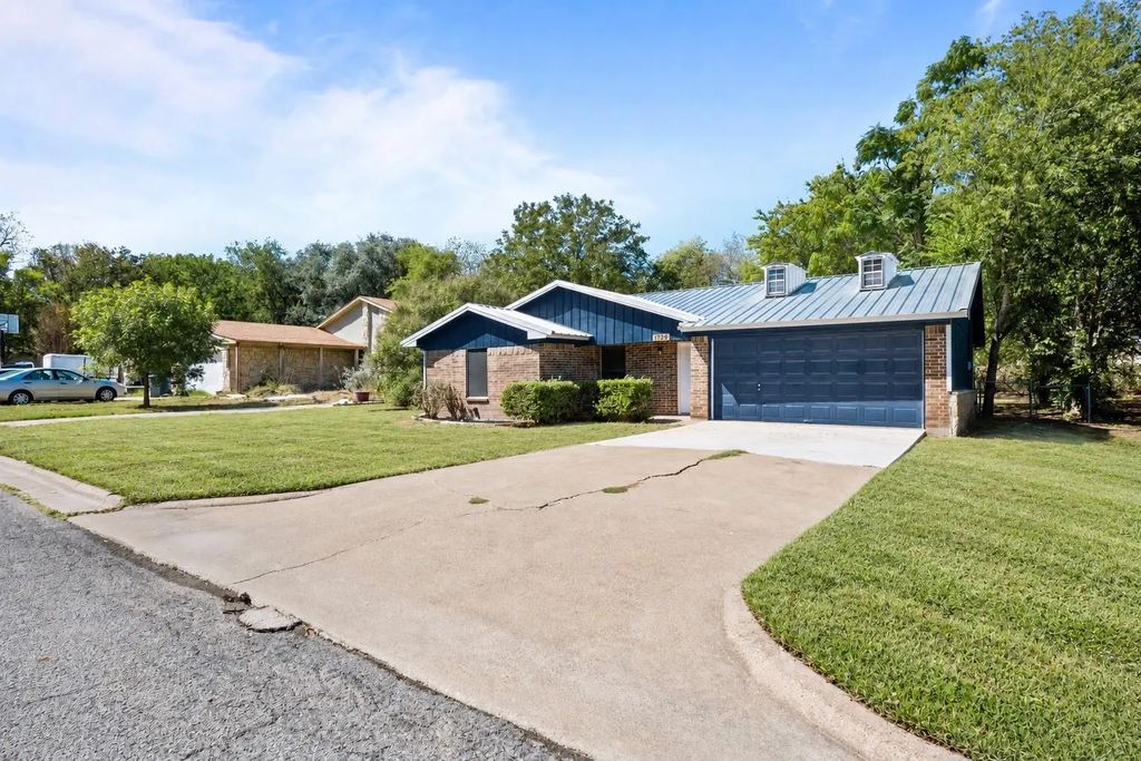 1729 W Doyle Street, Granbury