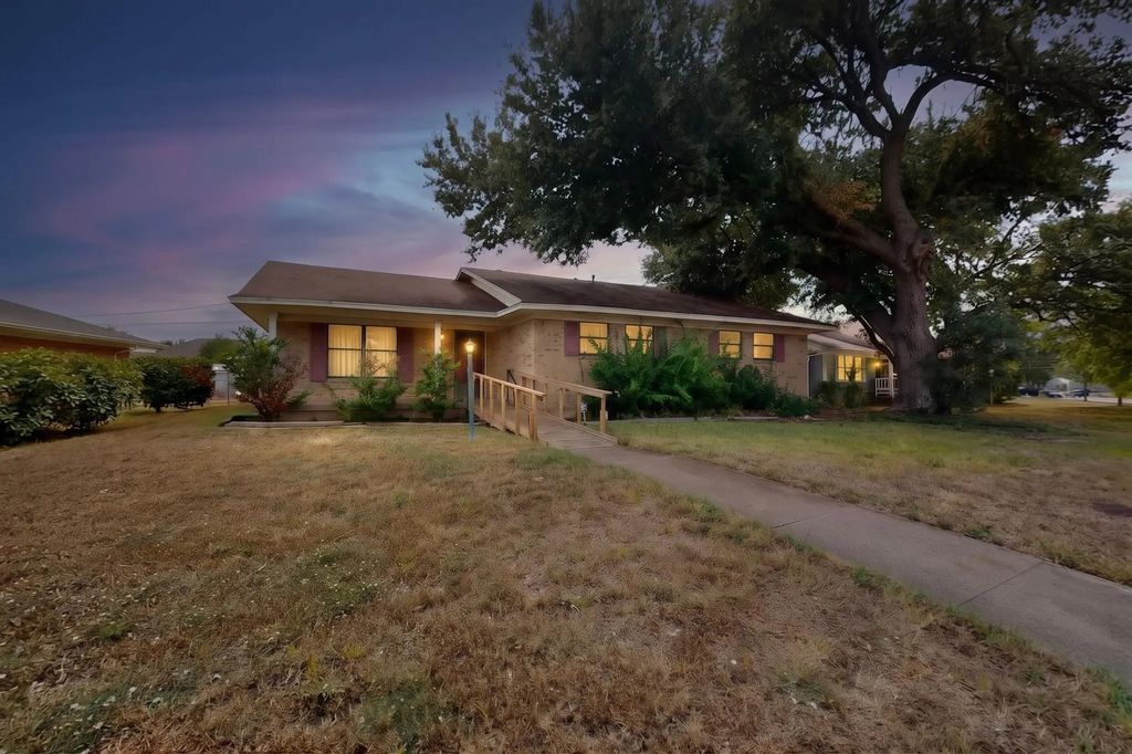 2718 Mossglen Drive, Dallas
