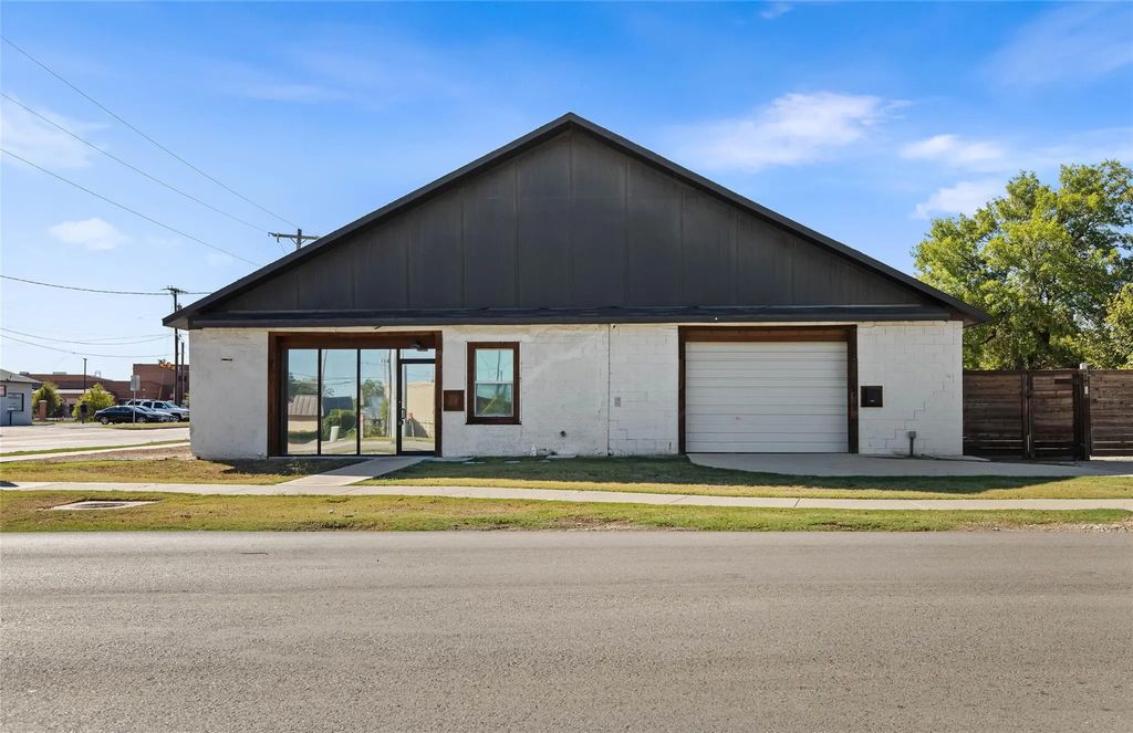 537 S Kealy Avenue, Lewisville