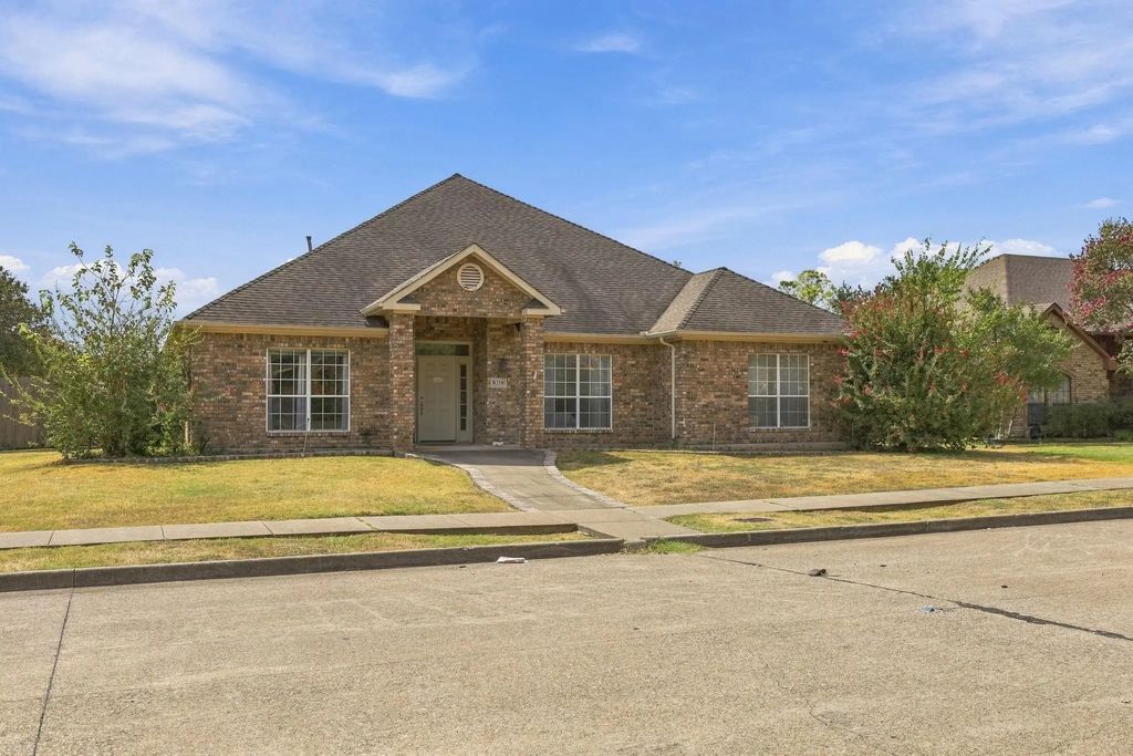 8318 Portsmouth Drive, Rowlett