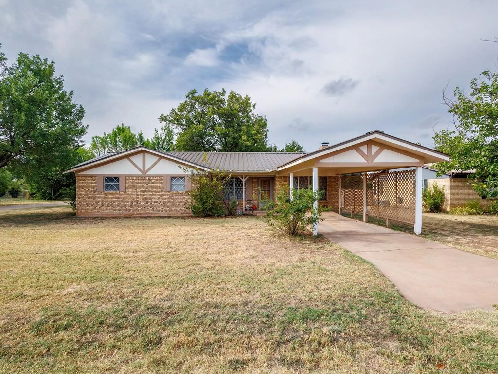 1201 N 10th Street, Ballinger