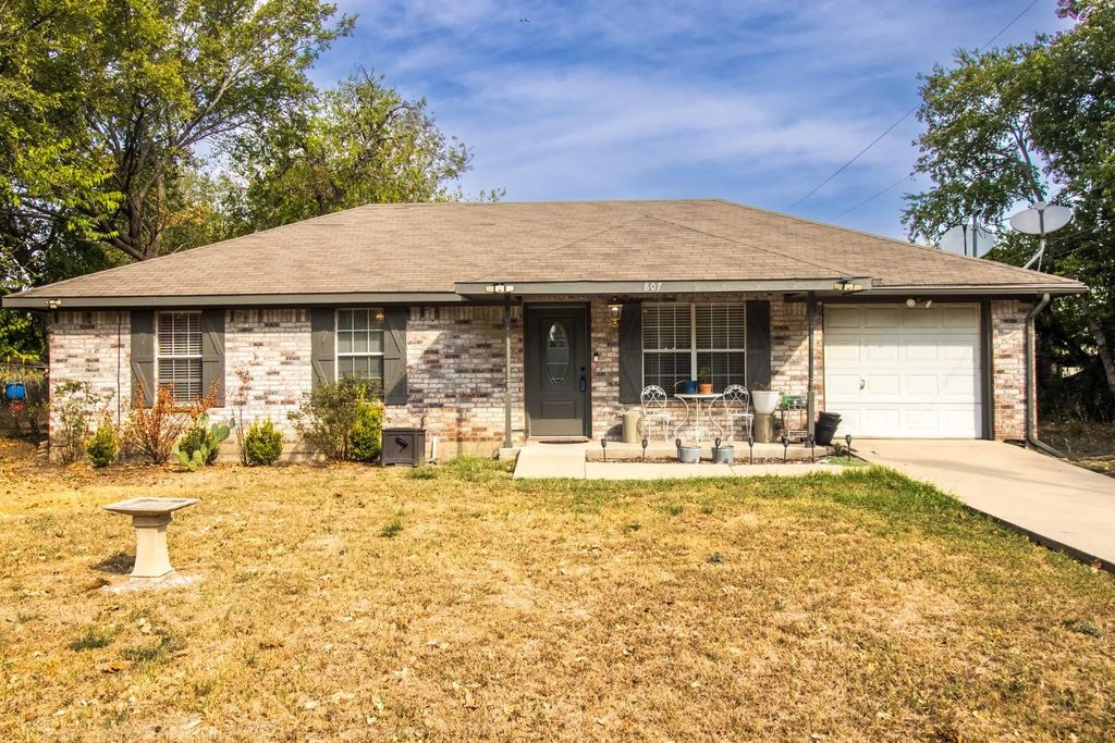 807 E 10th Street, Kemp