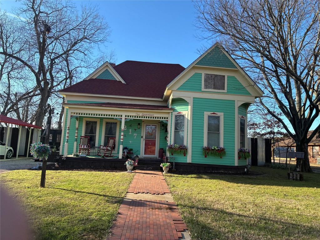 217 E White Street, Pilot Point
