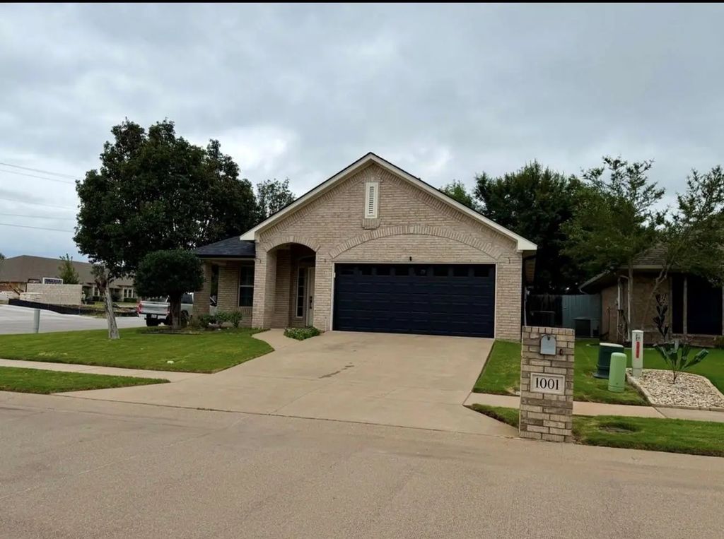 1001 Roberts Bend, Granbury