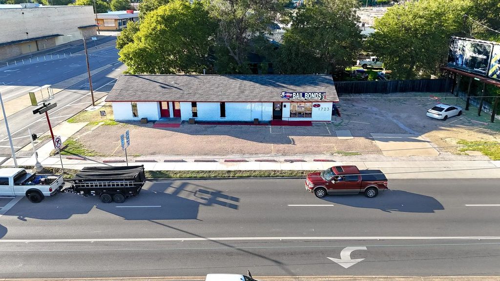 1723 W Waco Drive 1725, Waco