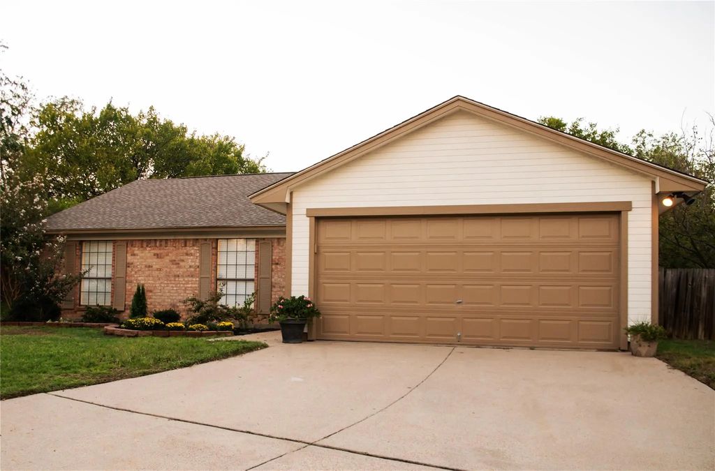 1110 W Cozby Court W, Benbrook