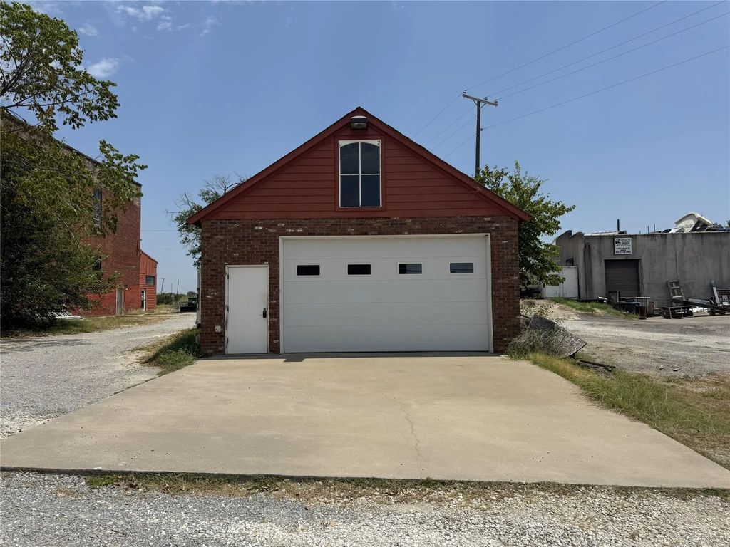 110 S Houston Avenue Garage, Denison