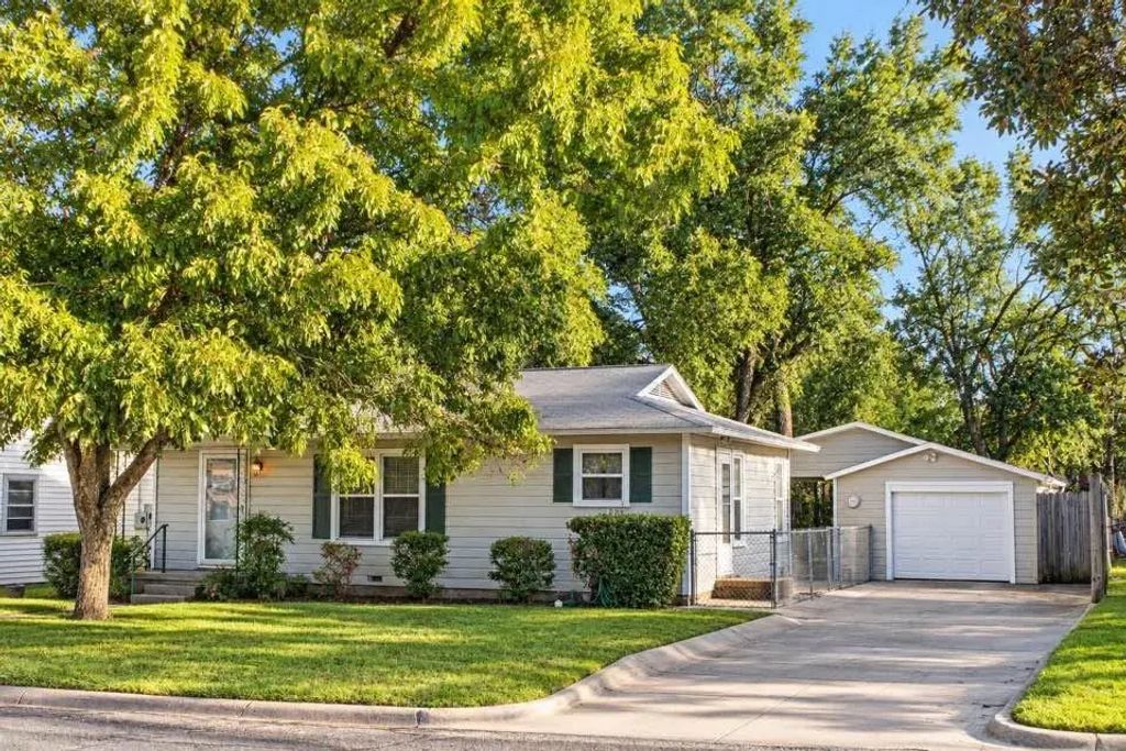 611 Rose Avenue, Cleburne