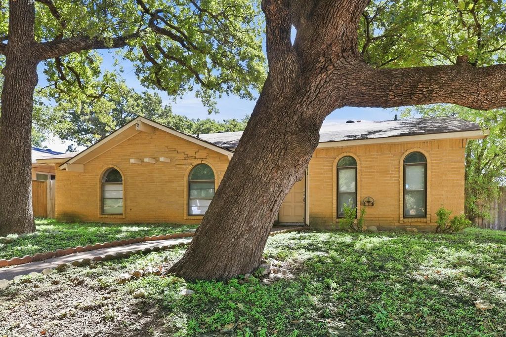 1244 Winterwood Drive, Lewisville
