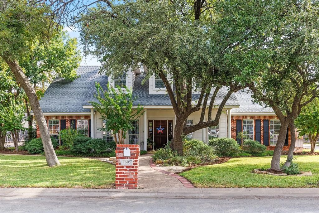 1605 Oak Hollow Drive, Woodway