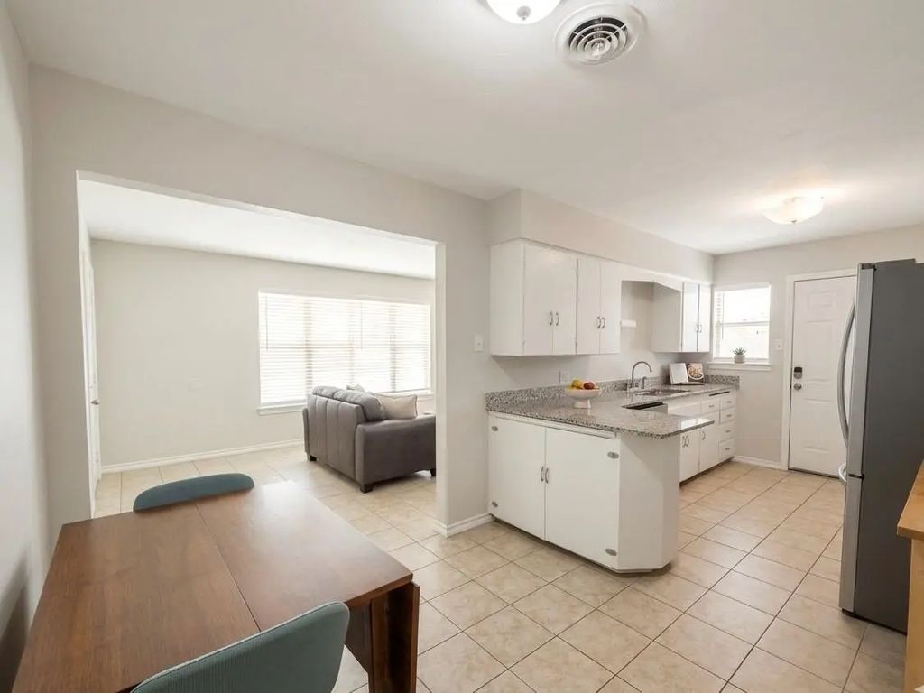 2732 W Jefferson Boulevard, Dallas