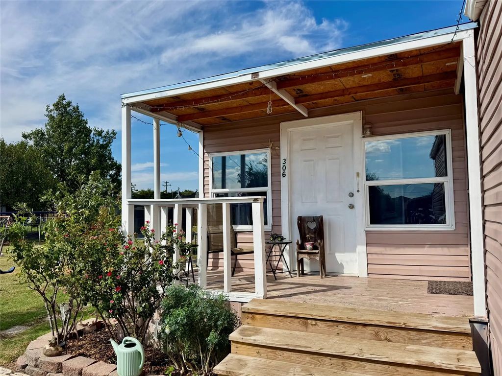 306 W Mesquite Street, Gunter
