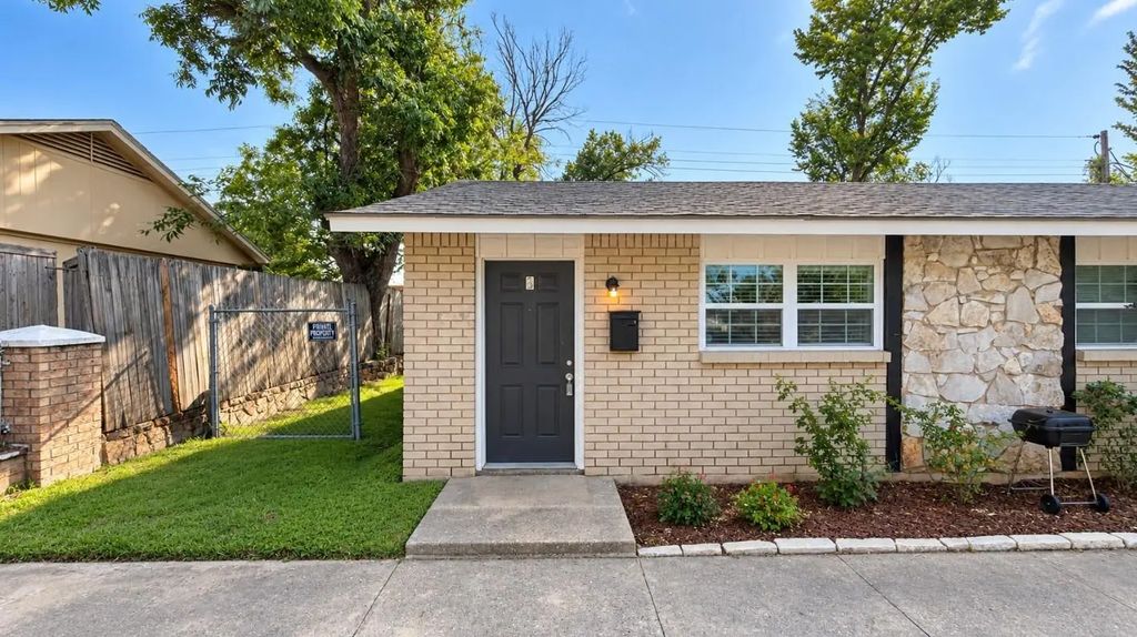 211 Skyway Drive 8, Euless