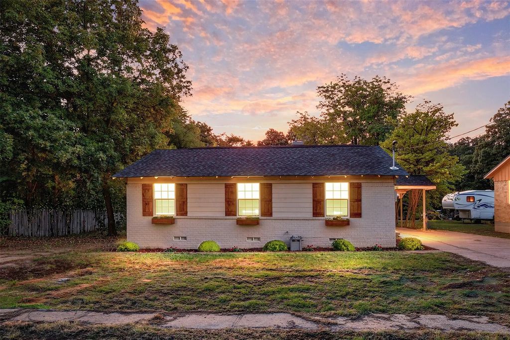 118 Red Bud Road, Gun Barrel City