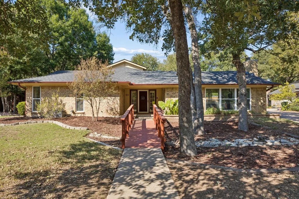 1501 Schumac Lane, Bedford