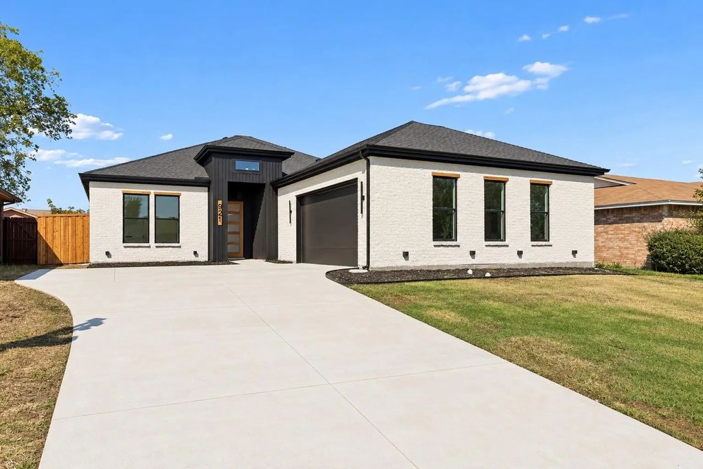 921 Woodcrest Drive, Lancaster