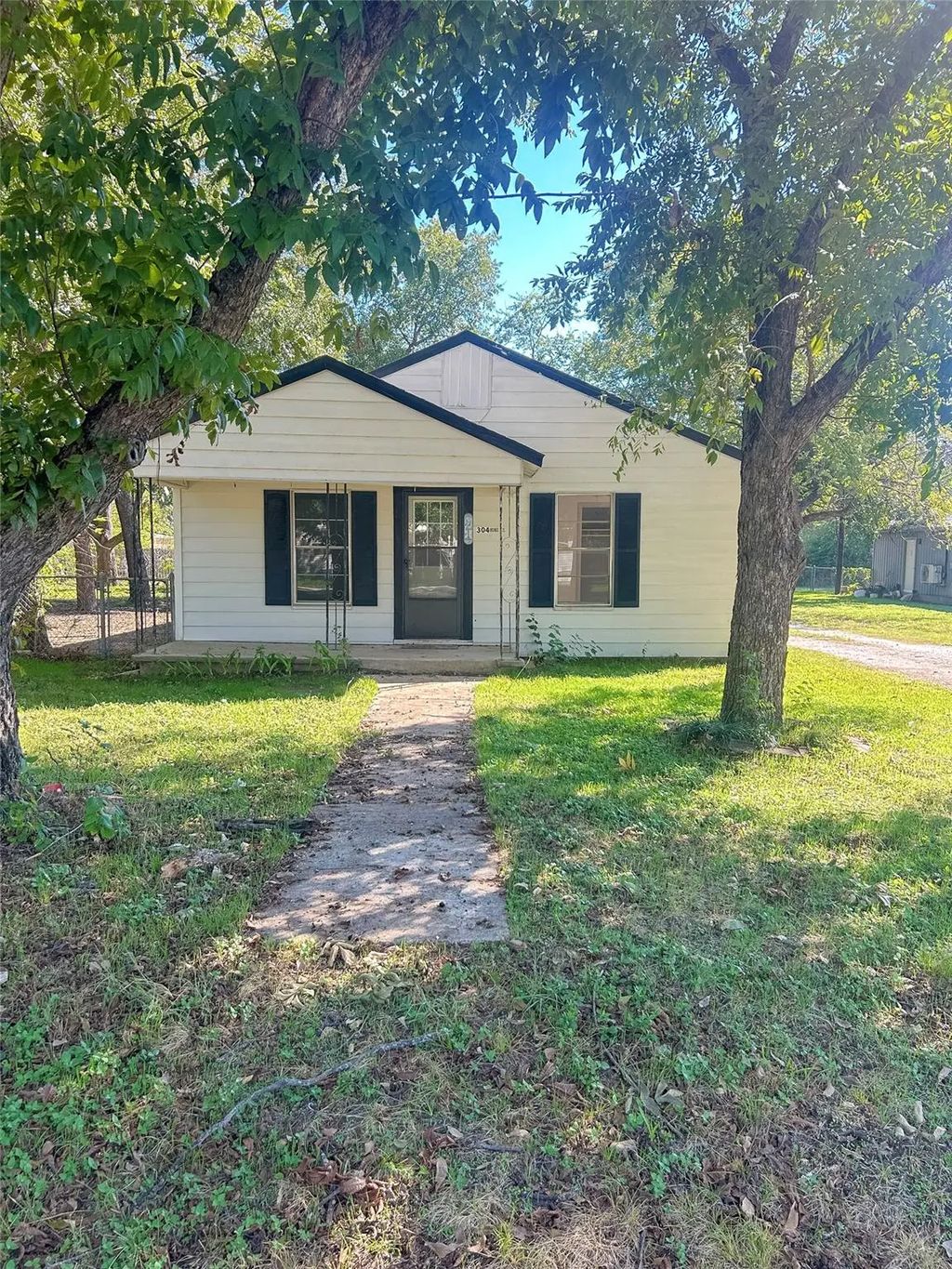 304 N Neches Street, Whitney