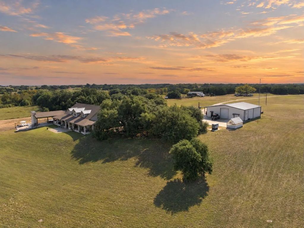 2704 Fm 2490, Clifton
