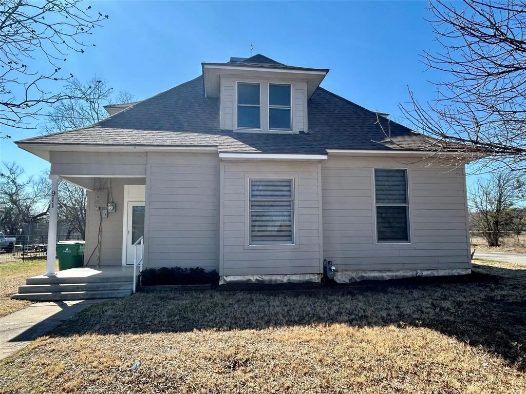 911 W Liveoak Street, Coleman