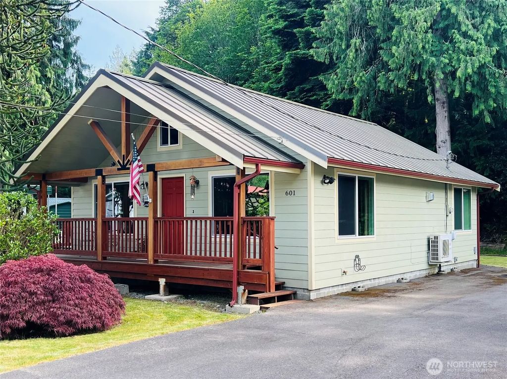 601 Mountain Trail Road, Brinnon
