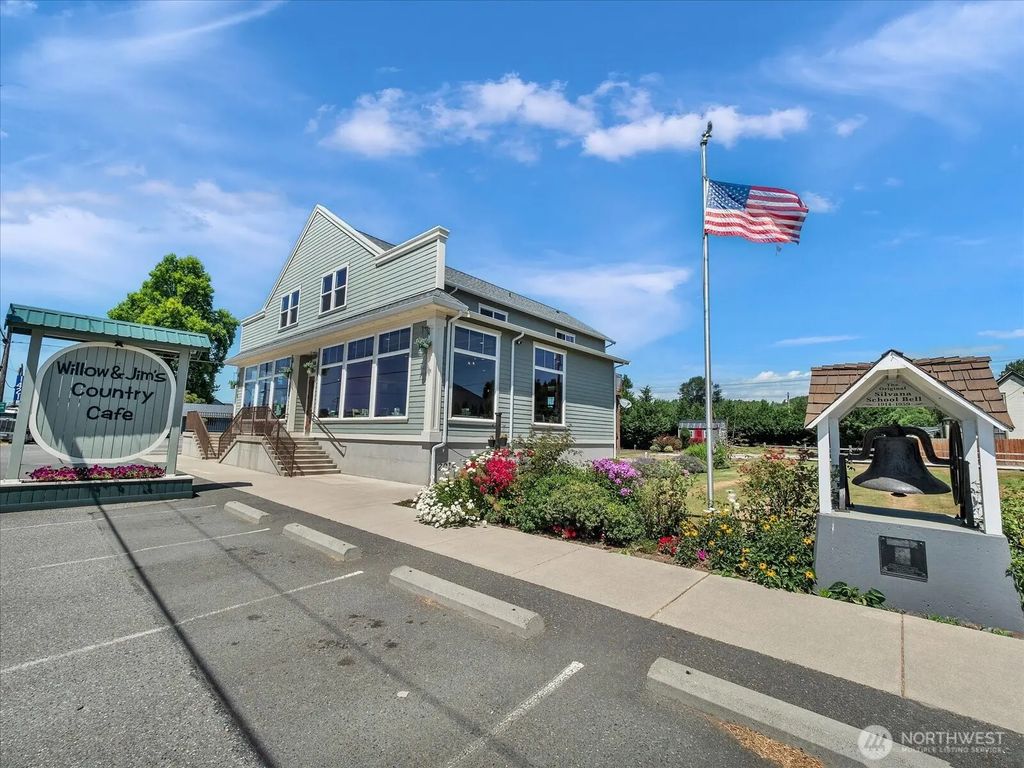 1421 Pioneer Highway, Silvana