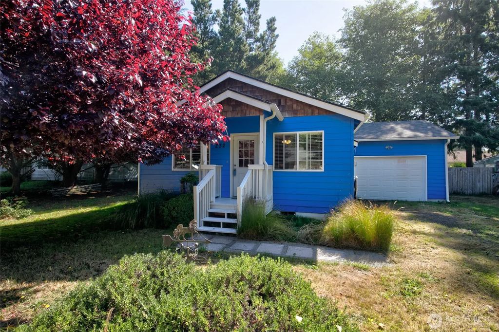 232 Fisher Avenue Ne, Ocean Shores