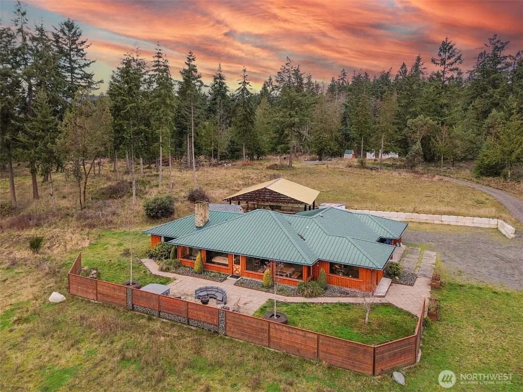 127 Lake Farm Road, Port Angeles