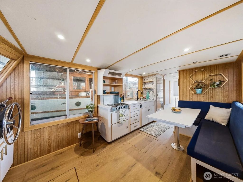 2401 N Northlake Way, Seattle