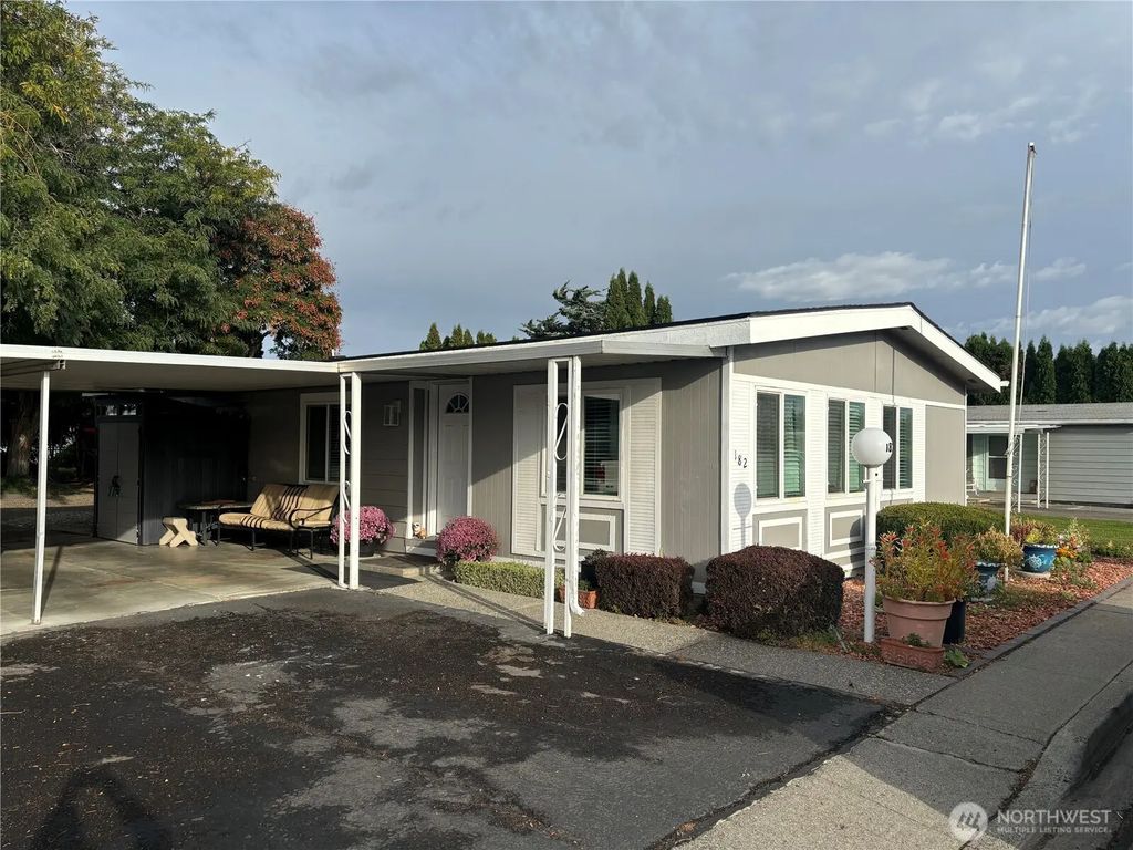 7901 W Clearwater Avenue 182, Kennewick