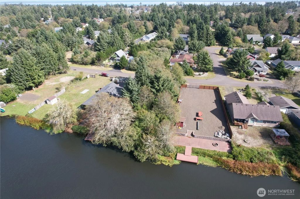 697 Island Circle Se, Ocean Shores