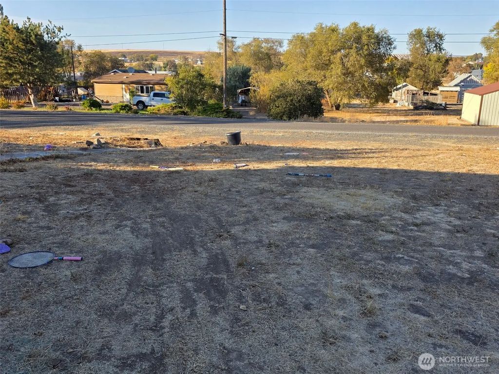 203 W S 1st Street, Lind