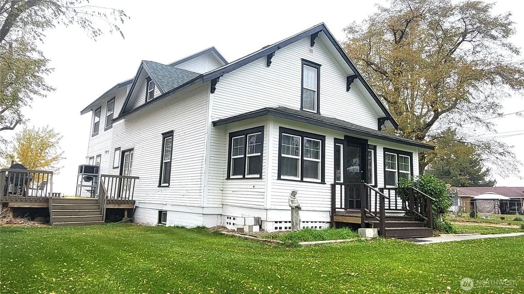 1113 S County Road, Warden