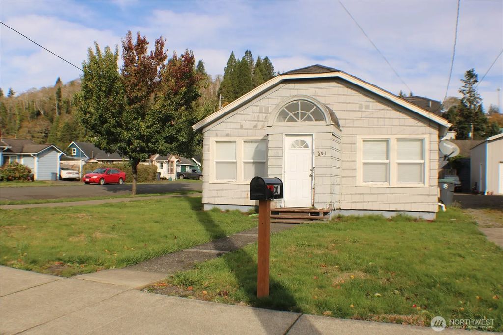 301 Eklund Avenue, Hoquiam