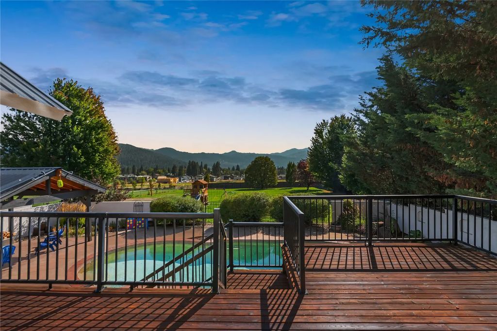 12345 Village View Drive, Leavenworth