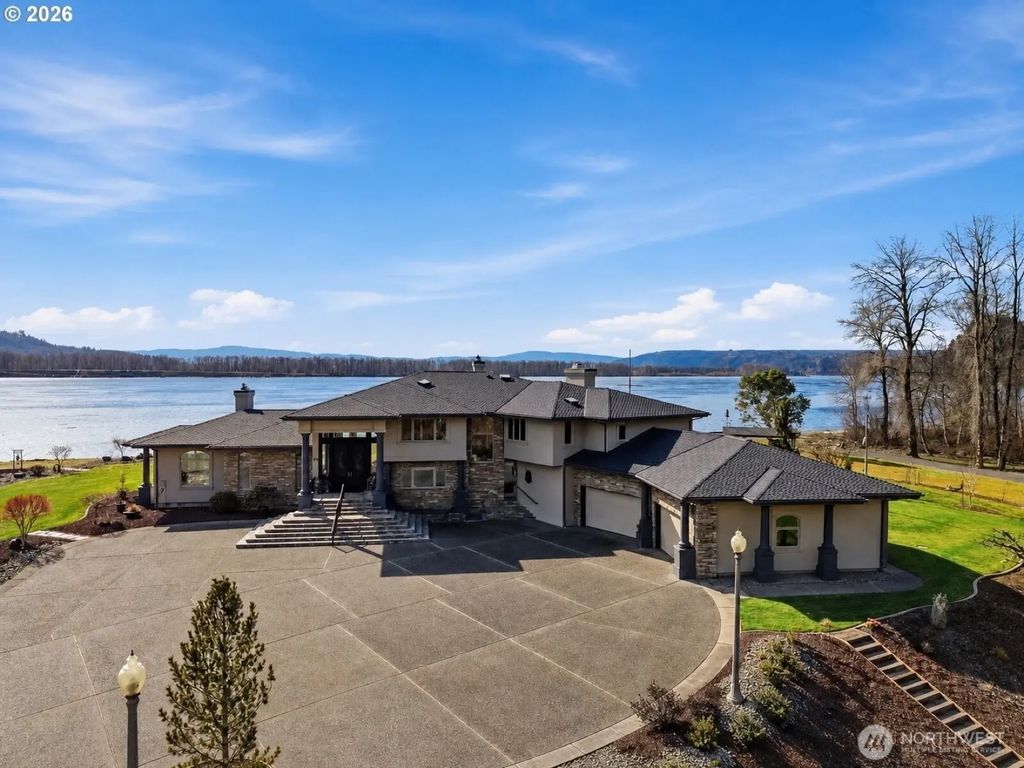 266 Columbia Point Road, Longview