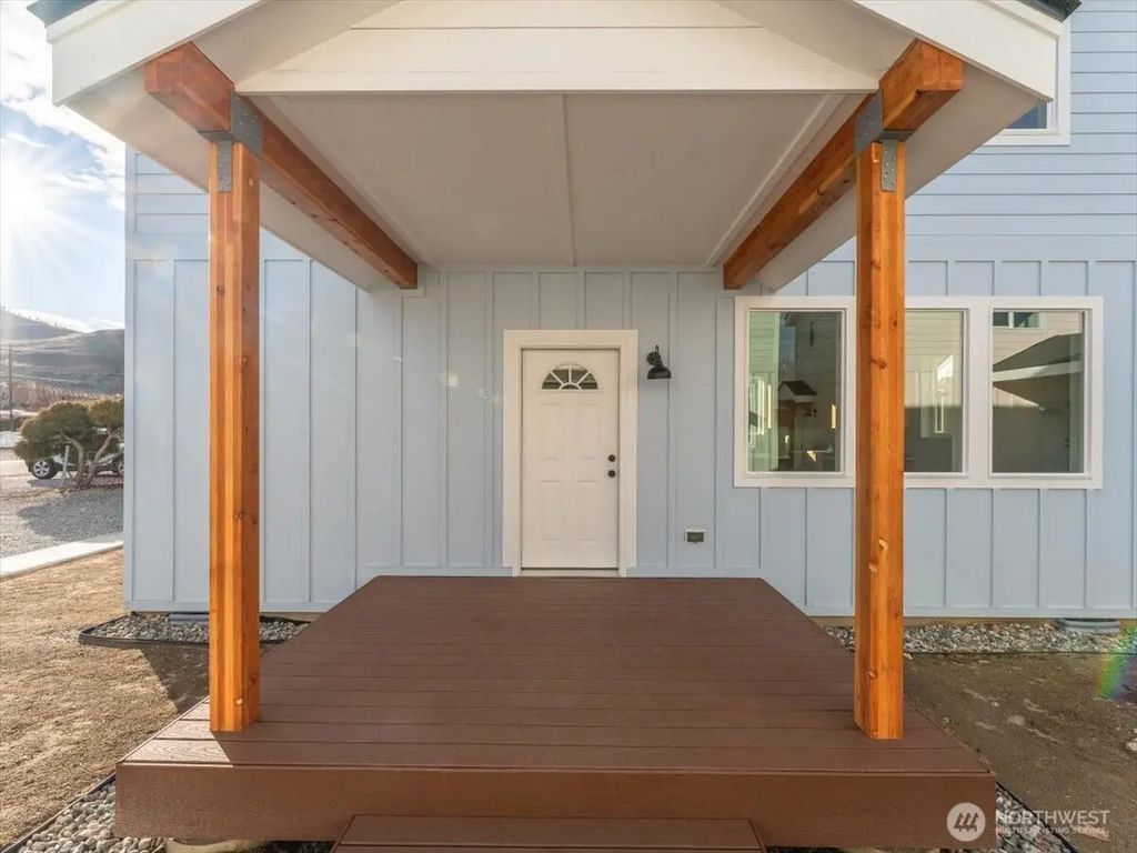 407 E Okanogan Avenue, Chelan