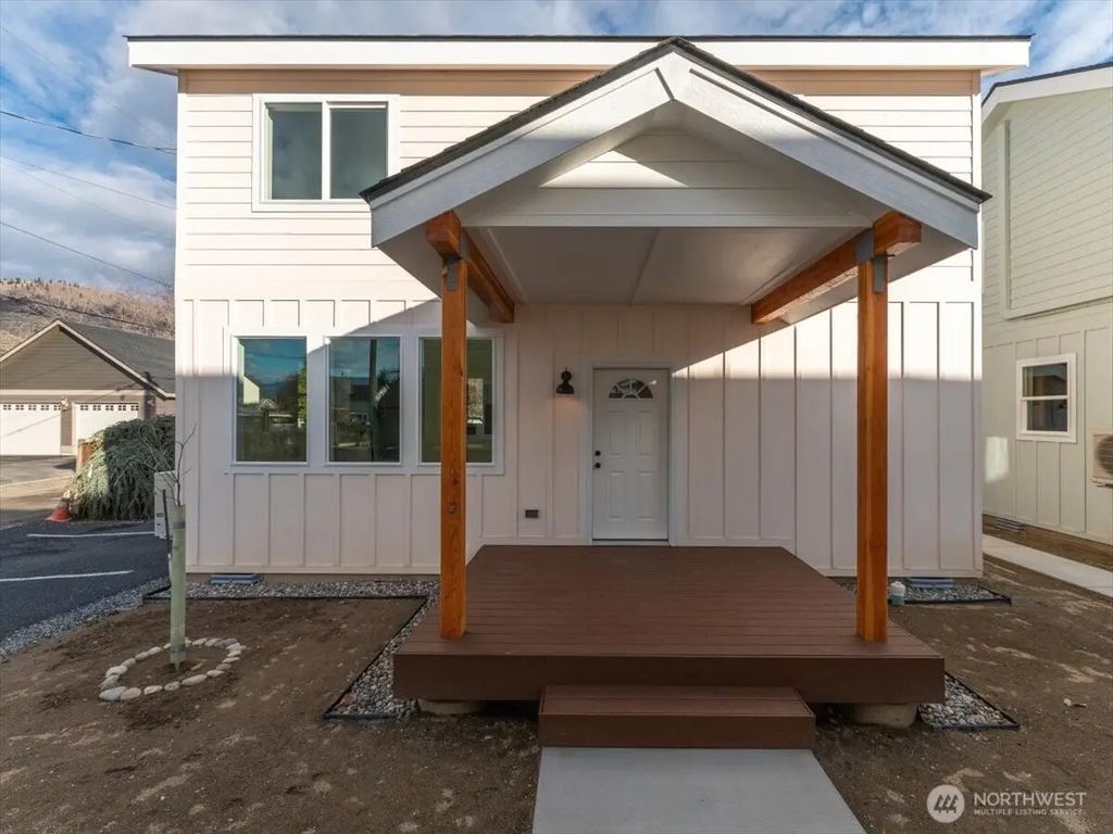 413 E Okanogan Avenue, Chelan