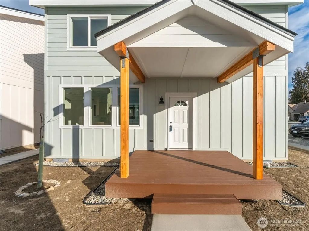 415 E Okanogan Avenue, Chelan