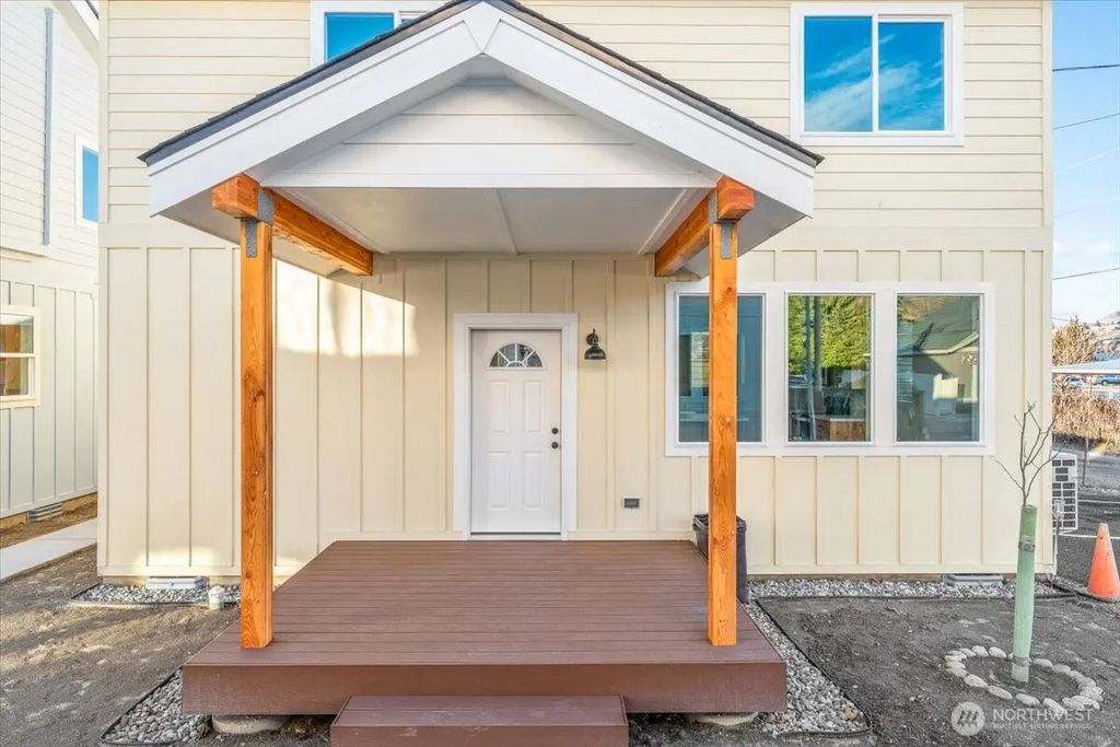 409 E Okanogan Avenue, Chelan