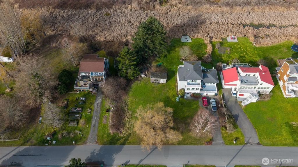 Shore Avenue, Freeland