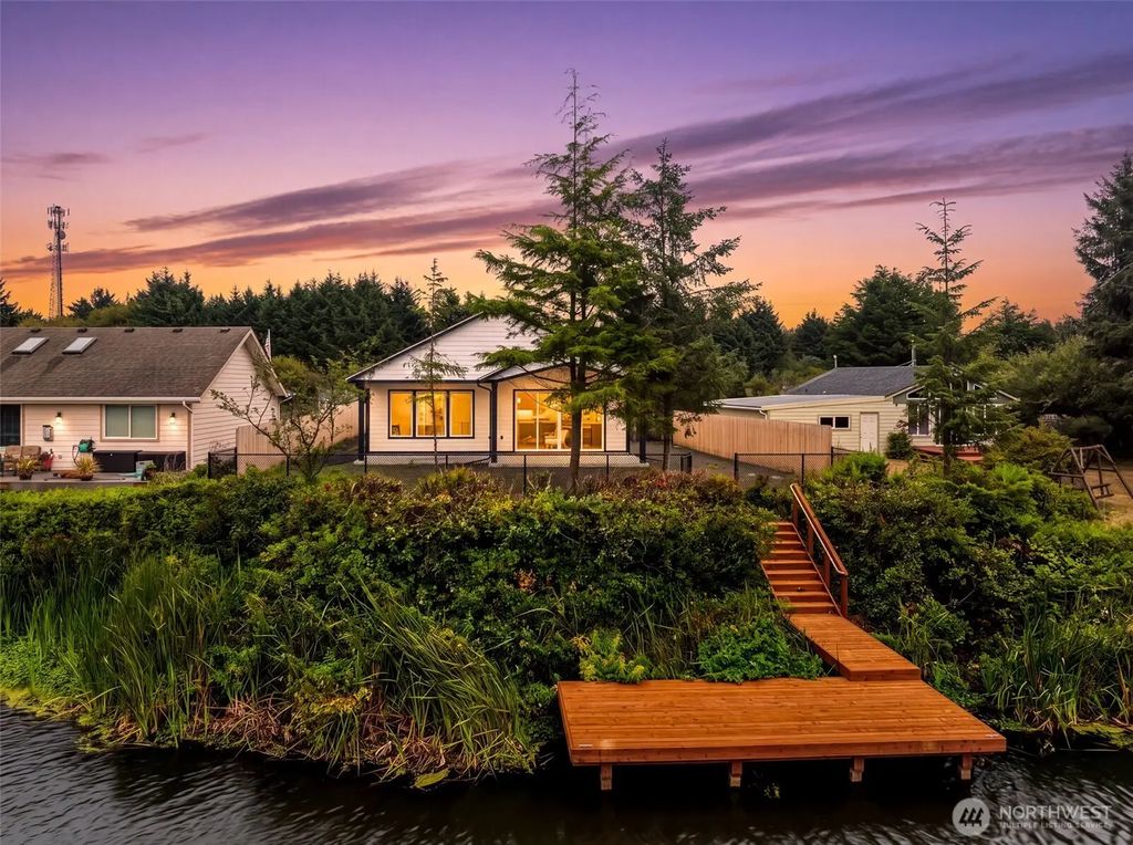 205 Canal Drive Se, Ocean Shores