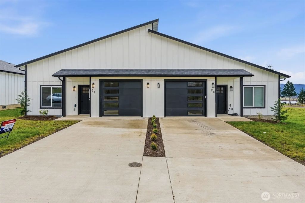 9 Anchor Way B, Cathlamet