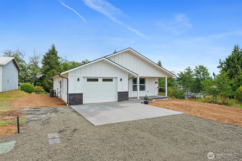 635 Elm Street, Raymond