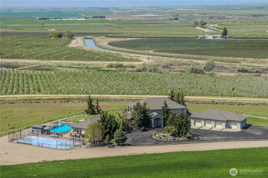 1050 Lewandowski Road, Sunnyside