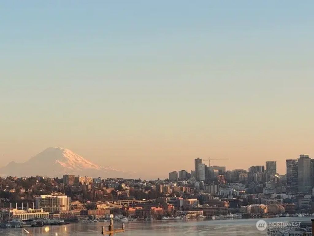 4020 Aurora Avenue N 403, Seattle