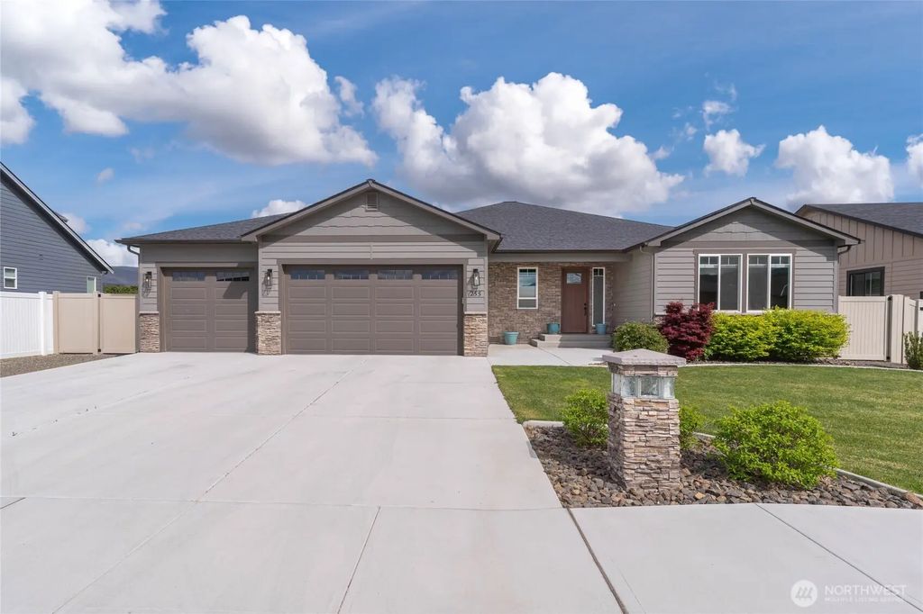 755 S Perry Avenue, East Wenatchee