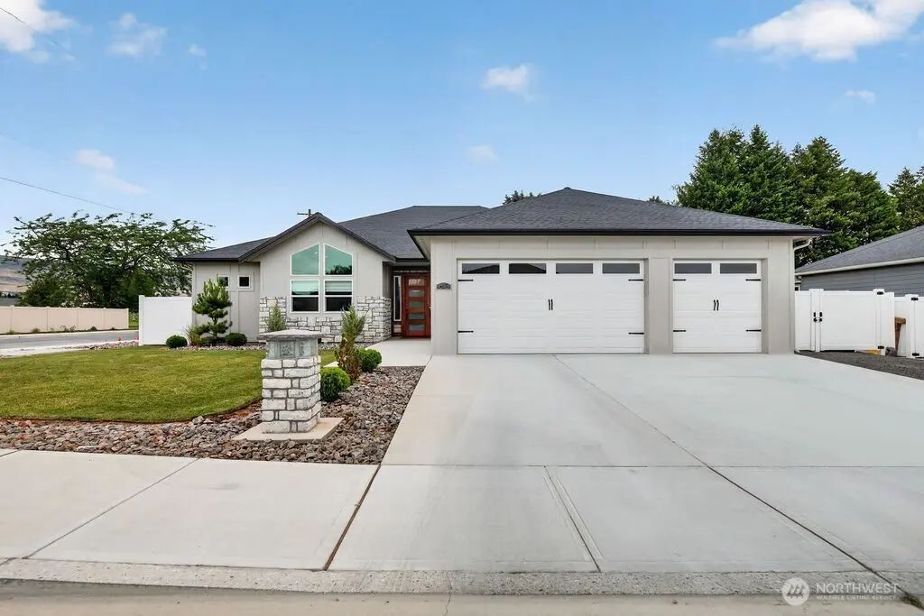 613 S Perry Avenue, East Wenatchee
